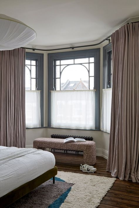 Principal Bedroom / Muswell Hill Edwardian Home - InteriorDesigners.net Bay Window Bedroom Ideas, Edwardian Bedroom, Bedroom Bay Window Ideas, Five Bedroom House, Bay Window Bedroom, Bedroom Bay Window, Edwardian Home, 1900s Home, Bedroom Colours