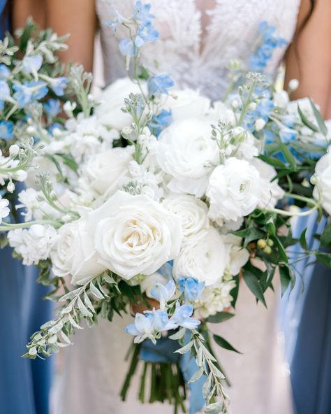 🤍🤍🤍a blue and white outdoor garden wedding 🤍🤍🤍 @brittanynasserphotoandfilm Garden Party Wedding Blue, Wedding Florals Blue And White, Spring Wedding Flowers Blue, Blue And White Flowers Wedding, Blue And White Beach Wedding, June Wedding Ideas, Spring Wedding Blue, Blue And White Wedding Flowers, Pale Blue Wedding