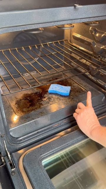 Easy Oven Cleaner, Cleaning Ovens, Oven Cleaner Diy, Pallet Shelves Diy, Diy Oven, Kitchen Simple, Oven Cleaner, Diy Home Cleaning, Easy Oven