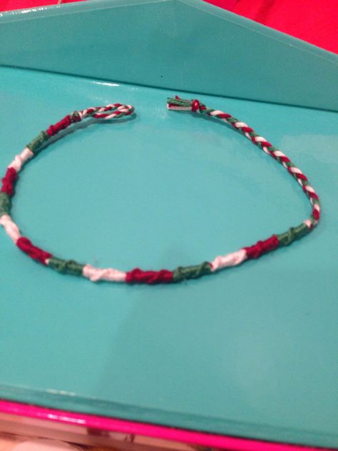 Just finished this Christmas bracelet, should be uploading to etsy soon Christmas Bracelet Ideas String, Christmas String Bracelets, Christmas Friendship Bracelets, Bracelet Business, Diy Bracelets With String, Yarn Bracelets, Christmas Yarn, Bracelet Inspo, Bracelets Ideas