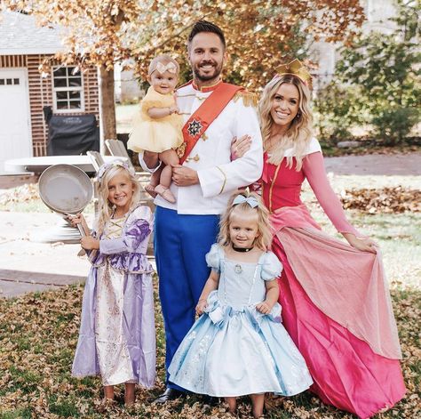 Family Princess Costumes, Family Of 4 Halloween Costumes Daughters, Costumes For Sisters, Preppy Family, Family Themed Halloween Costumes, Bff Halloween Costumes, Princess Halloween Costume, Themed Halloween Costumes, Alice In Wonderland Costume