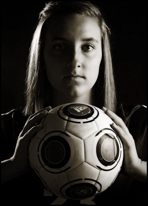 Soccer Photography Poses, Soccer Senior Pictures, Soccer Shoot, Soccer Poses, Soccer Photography, Soccer Goalie, Sport Portraits, Senior Portrait Poses, Team Pictures