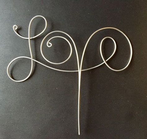 Sculptures Sur Fil, Wire Jig, Love Cake Topper, Wire Ornaments, Wire Art Sculpture, The Word Love, Knitted Wire, Bijoux Fil Aluminium, Wire Flowers