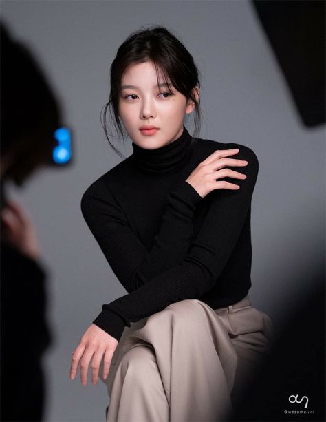 New Profile Photos Released (24/11/2020) 📸 Awesome Ent. Creative Shot For Graduation Studio, Headshot Photoshoot, Professional Profile Pictures, Korean Photoshoot, Profile Photography, Kim You Jung, Park Seo Joon, 사진 촬영 포즈, Kim Yoo Jung