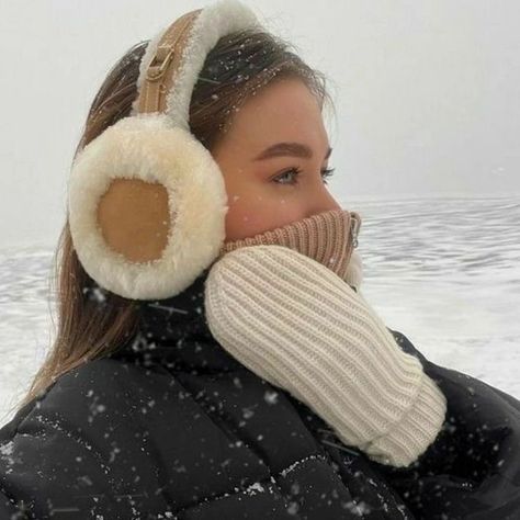 Woman wearing chestnut ear muffs in the snow, young woman wearing warm clothing in the snow, snow attire Looks Adidas, 00s Mode, Cold Girl, Pullovers Outfit, Winter Outfits Aesthetic, Snowy Weather, Skandinavian Fashion, Winter Inspo, Ear Muffs