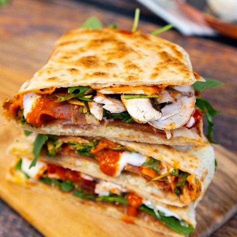 Italian Flat Bread Recipe, Piadina Recipe, Camping Recipes Dinner, Italian Flat Bread, Italian Flatbread, Bread Italian, Flatbread Sandwiches, Recipe Italian, Bread Soft