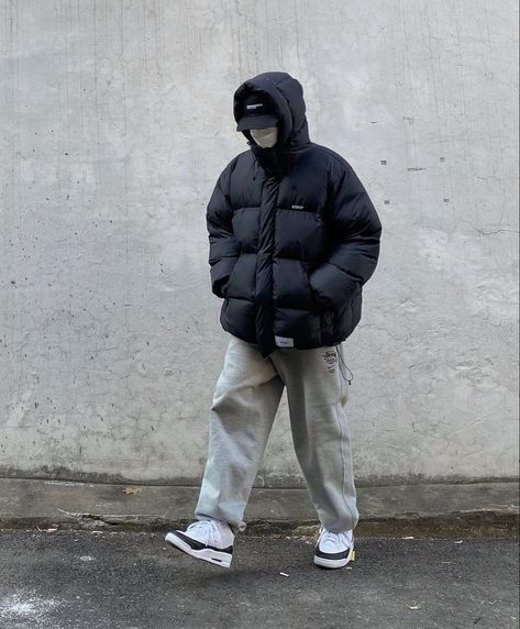 Cold Outfits Korean, Sneakers Winter Outfit, Eboy Aesthetic Outfits Men, Outfit Ideas Cargo, Outfit Ideas Cargo Pants, Basic Outfit Ideas, Aesthetic Winter Outfits, Hoodie Man, Korean Street Fashion Men