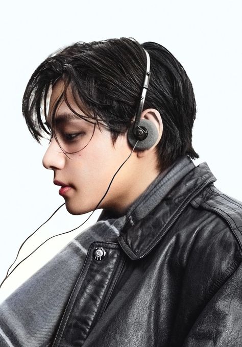 Wallpaper Headphones, Kim Taehyung Bts, Kimtaehyung Bts, Taehyung Wallpaper, Aesthetic Kpop, School Age, Bulletproof Boy Scouts, Beautiful Voice, Coming Of Age