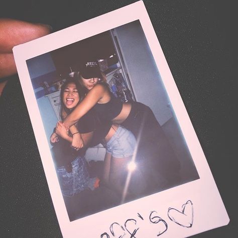 Instax Mini Ideas, Polaroid Photography, Instax Photos, Sister Pictures, Friend Pictures Poses, Best Friend Outfits, Best Friends Shoot, Friend Poses Photography, Polaroid Pictures