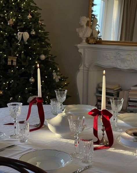 Bianca’s Lifestyle added a new photo. - Bianca’s Lifestyle Chic Holiday Party Decor, Christmas Table Astethic, Cute Christmas Birthday Party Ideas, Christmas Table For 2, Christmas Dinner Round Table Settings, Christmas Tree Decor Traditional, Mood Board Christmas, Christmas Table Layout, New York Christmas Decor