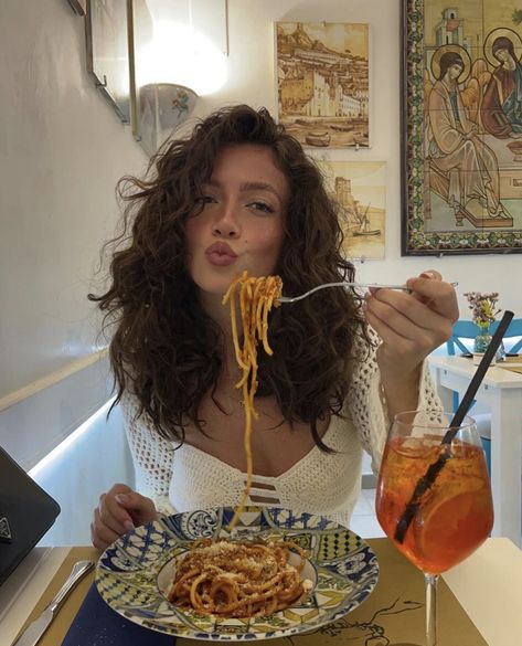 Italian Beauty Aesthetic, Bella Procida, Italian Girl Aesthetic, Italy Cooking Class, Eat Pray Love Quotes, Italian Fashion Summer, Eating Spaghetti, Eating Pasta, Italy Girl