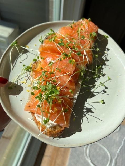 Smoked Salmon Aesthetic, Smoked Salmon Dishes, Salmon Toast Breakfast, Smoked Salmon Lunch, Salmon On Toast, Smoked Salmon Omelette, Smoked Salmon Toast, Salmon Avocado Toast, Salmon Bread