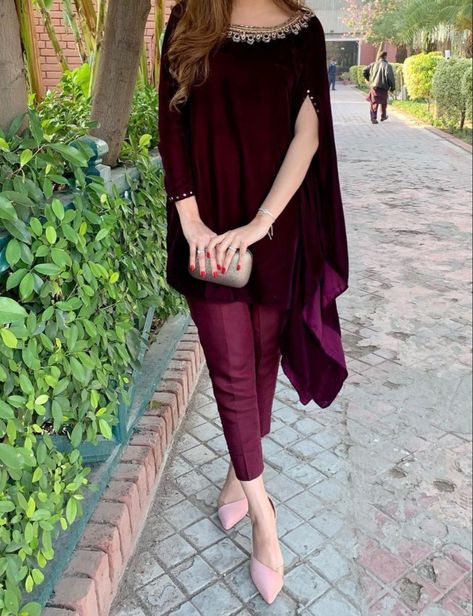 Velvet Kaftan Designs, Velvate Dress Design Gown, Velvet Kaftan Dress Pakistani, Velvet Frock Design, Stylish Velvet Dress, Velvet Suits Women Indian, Velvet Gown Design, Velvet Kaftan Dress, Latest Velvet Suit Designs