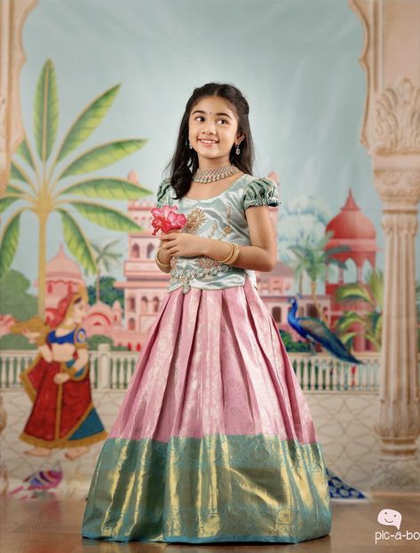 Kids Lehanga Design, Allu Arha, Crop Top Outfits Indian, Exclusive Saree Blouse Designs, Maxi Dress Styles, Floral Prints Fashion, Kids Party Wear Dresses, Kids Ethnic Wear, Kids Blouse Designs