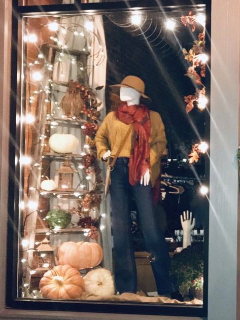 Window Display Boutique, Halloween Store Windows, Autumn Window Display Retail, Fall Store Window Displays, Fall Store Displays, Fall Window Display, Charity Shop Display Ideas, Booth Display Ideas Diy, Boutique Window Displays