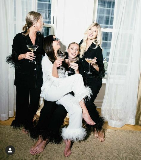 Friends Luxury Lifestyle, Fun Friend Group, Lauren Burke, Bachelorette Inspo, Bridesmaid Photoshoot, Party Photoshoot, Bachelorette Party Planning, Bridal Bachelorette Party, Wedding Picture Poses