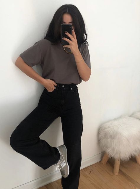 Black Mom Jeans Outfit Aesthetic, Highwaist Jeans Outfit, Black Mom Jeans Outfit, Loose Jeans Outfit, University Outfits, Highwaist Jeans, Vans Outfit, University Outfit, Mom Jeans Outfit