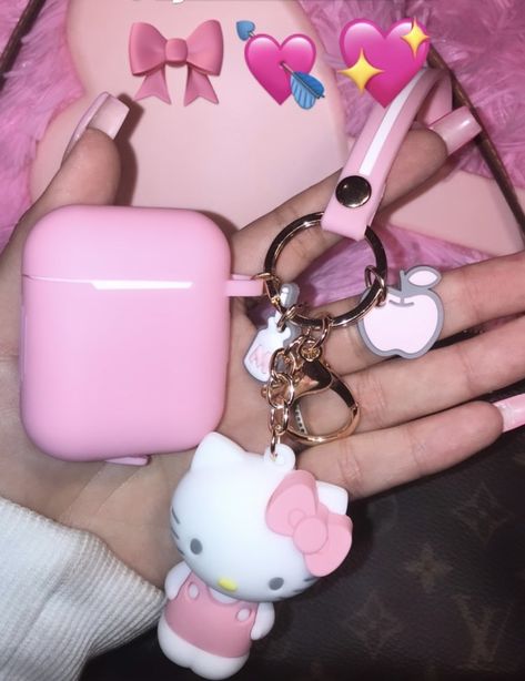 @2diosa on ig Keychain For Backpack, Pom Pom Key Chain, Keychains For Women, Cute Keychains, Backpack Handbag, Chain Accessories, Pink Hello Kitty, Wristlet Keychain, Car Keys