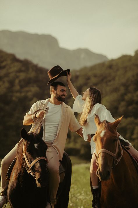 Couple Horse Riding, Horse Couple Photoshoot, Couple Riding Horses, Couple With Horse, Engagement Photos With Horses, Photoshoot With Horses, Horses Photoshoot, Couple Horse Photography, Horse Engagement Photos