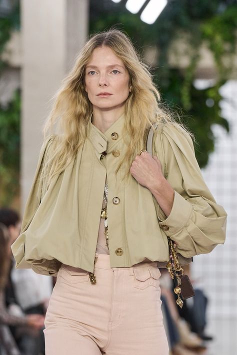 Chloé Spring 2025 Ready-to-Wear
https://www.vogue.com/fashion-shows/spring-2025-ready-to-wear/chloe/slideshow/detail#111 Shell Clothes, French Girl Fashion, Chloe Style, Fashion Workshop, 2025 Fashion Trends, Summer Spring Outfits, Cloth Design, 2025 Fashion, Fashion Capsule