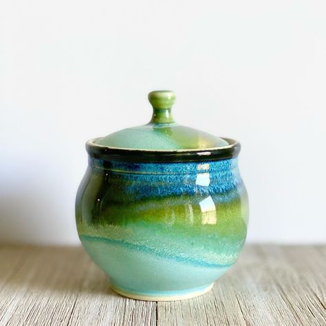 Lidded Jars Pottery, Garlic Jar, Pottery Jars, Ceramic Cookie Jar, Pottery Jar, Functional Pottery, Pottery Glazes, Diy Pottery, Ceramic Jars