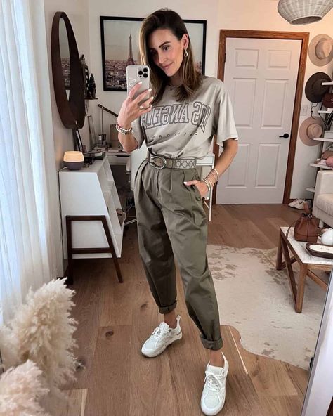 Sneaker Street Style Women, Women Pants Outfit, Karina Style, Mom Jean Fits, 2023 Aesthetic, Loose Fitting Pants, Sneakers Street, Summer Outfits Aesthetic, Fitting Pants