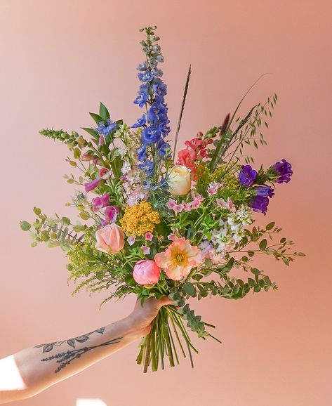 Flowers In Vases Decor Table Decorations, Southern Flower Bouquet, Wildflower Wall Wedding, Wildflower Wedding Details, Fake Wedding Flowers Bouquets, Matilija Poppy Bouquet, Spring Bridal Bouquet Wildflowers, Wild Flowers Bouquet Wedding, Wildflower Wedding Alter