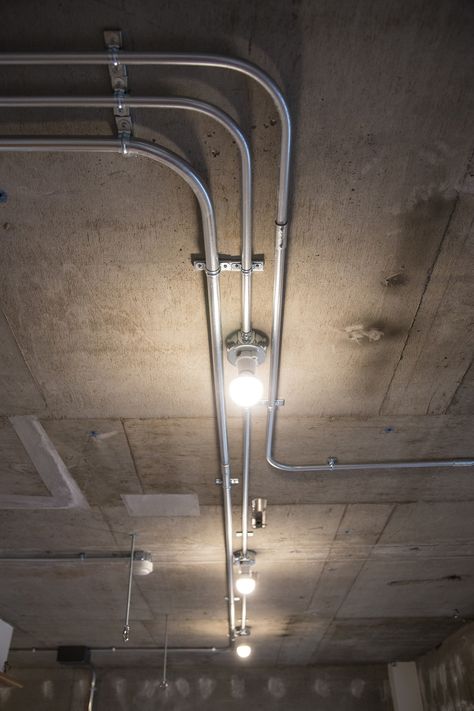 Gallery of Tsukiji Room H / Yuichi Yoshida & associates - 9 Conduit Lighting, Diy Industrial Lighting, Kursi Bar, Loft Lighting, Tsukiji, Industrial Ceiling, Industrial Interior Design, Industrial Interiors, Garage Lighting