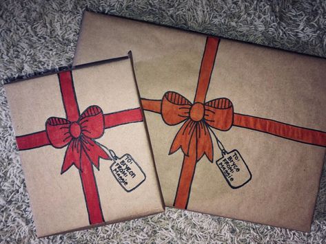 Gift Wrapping Drawing Brown Paper, Decorate Brown Wrapping Paper, Brown Paper Birthday Wrapping, Diy Christmas Wrapping Paper Drawing, Butcher Paper Wrapping Ideas, Brown Paper Wrapping Christmas, Brown Wrapping Paper Ideas Christmas, Brown Gift Wrapping Ideas, Brown Wrapping Paper Ideas