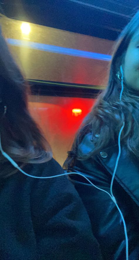 Sharing Earbuds Aesthetic, Sharing Earphones Aesthetic, Sharing Earbuds, Earphone Aesthetic, Sharing Earphones, Earbuds Aesthetic, Apple Earphones, Downtown Girl Aesthetic, Listening Music