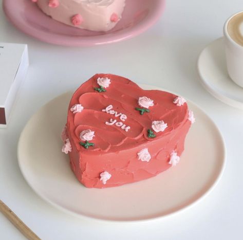 sarah on Twitter: "these cakes are so pretty i wanna cry… " Minimalistic Cakes, Lunchbox Cake, Bone Appetit, Picnic Cake, Pinterest Cake, Tiny Cakes, Pastel Cakes, Simple Cake Designs, Picnic Baskets