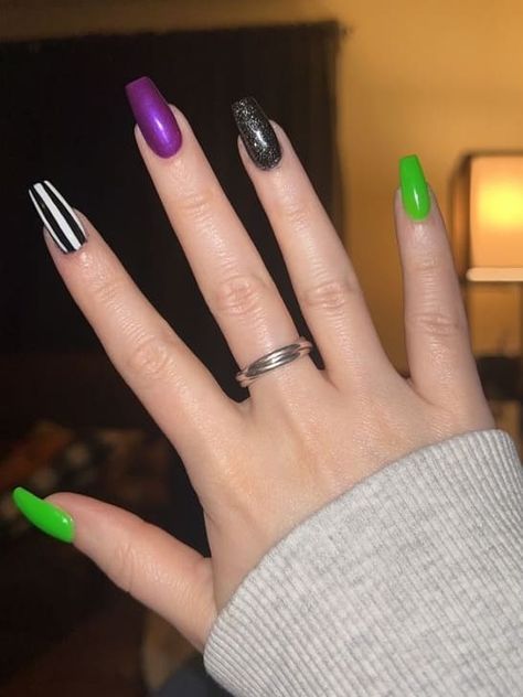 simple halloween nails: Beetlejuice stripe Easy Simple Halloween Nails, Halloween Nails For Beginners, Beetlejuice Manicure, Easy Beetlejuice Nails, Diy Halloween Nails Easy, Short Beetlejuice Nails, Simple Beetlejuice Nails, Plain Halloween Nails, Halloween Nail Ideas Easy