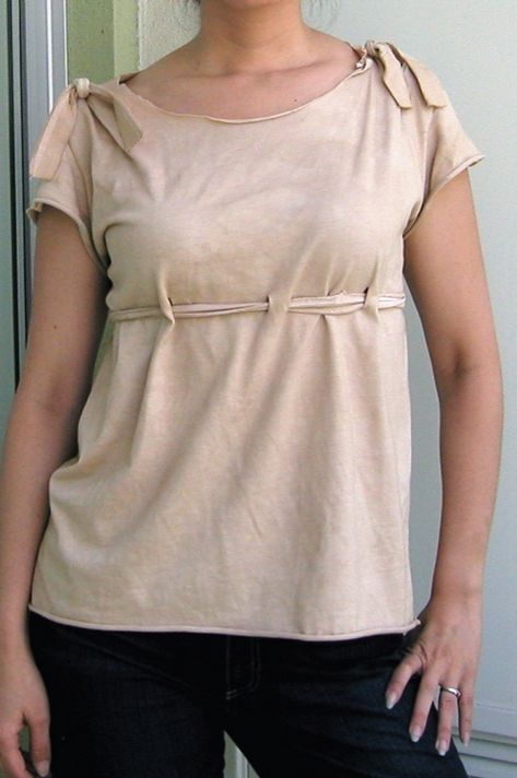 remade tee Clothing Flips, Diy Clothes Refashion Shirts, Clothing Makeovers, Clothing Refashion, Diy Clothes Hangers, Recycle Projects, Old Tee Shirts, Clothing Projects, Diy Clothes Videos