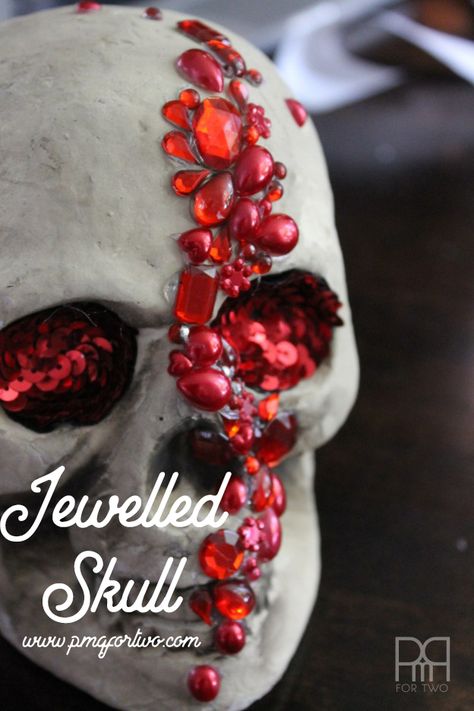 Jeweled Skull, Diy Halloween Home Decor, Halloween Fest, Casa Halloween, Halloween Memes, Homemade Halloween Decorations, Diy Halloween Decor, Adornos Halloween, Homemade Halloween