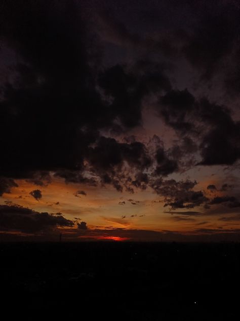 Dark Sunrise Aesthetic, Dark Sunset Aesthetic, Dark Sunrise, Dark Sunset, Sky Pics, Sky Pictures, Aesthetic Pics, Golden Hour, Dark Aesthetic