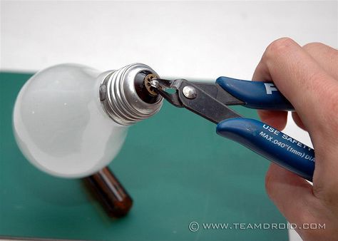 How to take apart and clean out a lightbulb for crafts. Light Bulb Crafts, Dekor Diy, Diy Upcycling, Crafty Craft, Crafty Diy, Diy Projects To Try, Crafts To Do, Art Diy, Diy Art