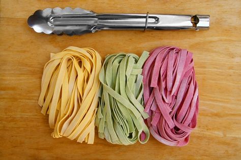 La pasta fresca all'uovo si può preparare in diversi colori e con aromi stuzzicanti: vi diamo alcune idee per la pasta colorata aromatizzata. No Carb Pasta, What Are Carbs, Mixer Recipes, Counting Carbs, Pasta Fatta In Casa, Carbohydrates Food, Pasta Maker, Pasta Fresca, Beta Carotene