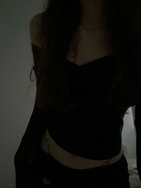 Mysterious Girl Aesthetic Outfit, Mysterious Girl Aesthetic, Dark Girl Aesthetic, Chica Dark, Homemade Body Butter, Instagram Creative Ideas, Mysterious Girl, Basic Witch, Dark Outfits