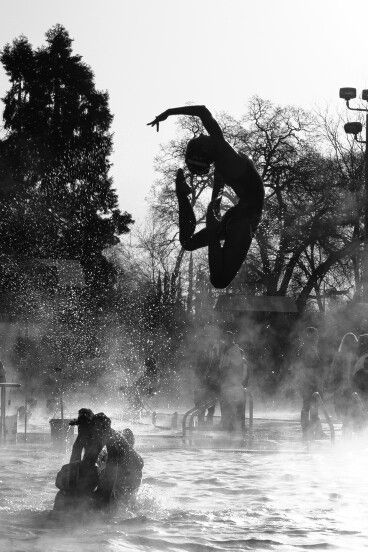 I love Jumping Swimming Motivation, Swim Life, Synchronized Swimming, Dance World, Artsy Pictures, Vintage Swim, Keep Swimming, Beautiful Summer, Beautiful Photography