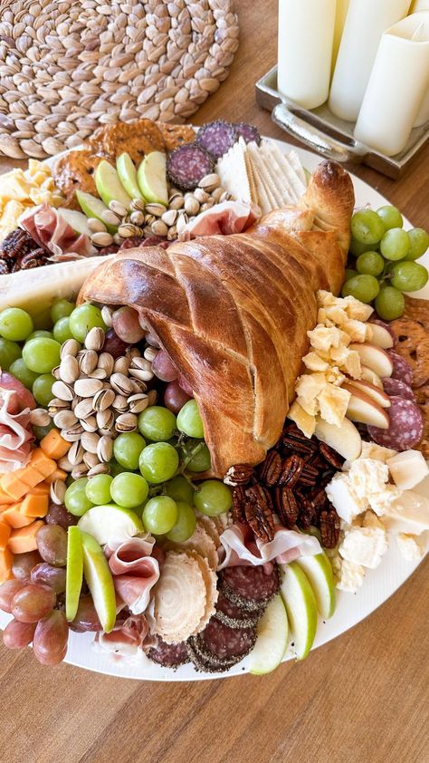 THANKSGIVING BAKED CORNUCOPIA BOARD // This is the definition of so easy but so impressing! I have ALWAYS wanted to make one of these for… | Instagram Bread Cornucopia, Samantha Bauchmann, Pillsbury Pizza Dough, Biscuit Snacks, Pillsbury Pizza, Thanksgiving Charcuterie, Thanksgiving Platter, Thanksgiving Cornucopia, Thanksgiving Appetizer Recipes