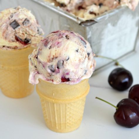 Cherry Chocolate No Churn Ice Cream Chocolate Cherry Ice Cream, Churn Ice Cream, Yogurt Popsicles, Cherry Ice Cream, Cherry Chocolate, No Churn Ice Cream, Chocolate Ice, Food Blogs, Chocolate Cherry