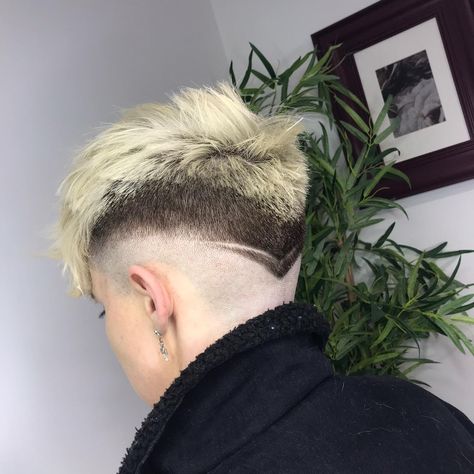 Skin Fade Undercut Woman, Shaved Mens Hairstyles, Undercut Haircut Women, Pixie Fade, Short Hair Shaved Sides, Undercut Ideas, High Fade Haircut, Fade Hair, Celebrity Hair Colors