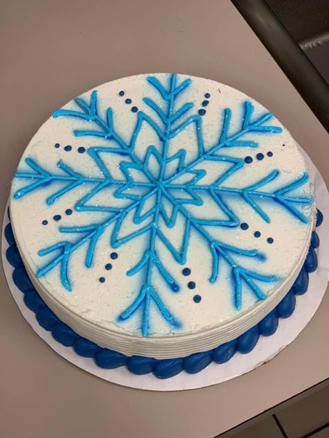 Iced Christmas Cake Decorating Ideas, Red Velvet Round Cake Design, Blue Christmas Cake Ideas, Christmas Round Cake Ideas, Christmas Cake Decorations Buttercream, February Birthday Cake Ideas, Winter Cake Ideas Simple, Winter Decorated Cakes, Happy Birthday Jesus Cake Ideas