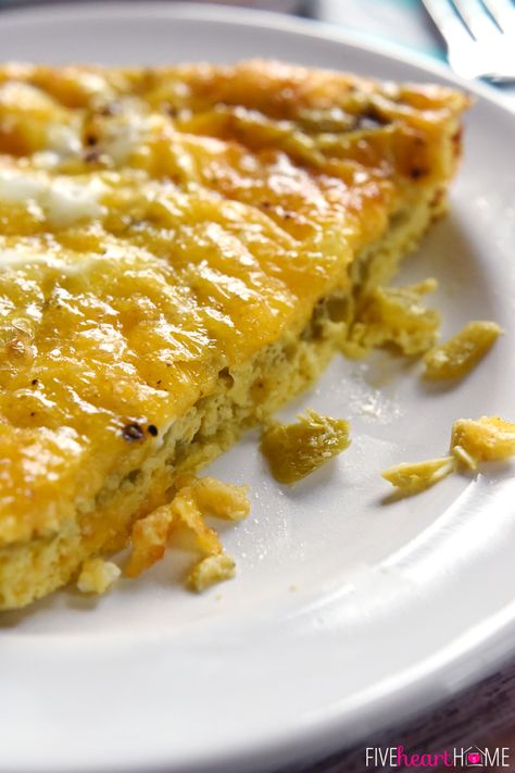 Green Chile Egg Casserole, Easy Egg Bake, Quick Easy Breakfast, Quiche Recipes Easy, Egg Bake, Breakfast Quiche, Crustless Quiche, Green Chili, Quiche Recipes