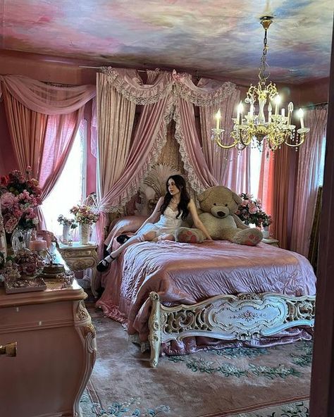 Gothic Princess Bedroom, Morute Bedroom, Princess Bedroom Ideas For Women, Luxury Room Aesthetic, Adult Princess Bedroom, Princess Room Decor Ideas, Princess Room Aesthetic, Vintage Pink Bedroom, Pink Princess Room