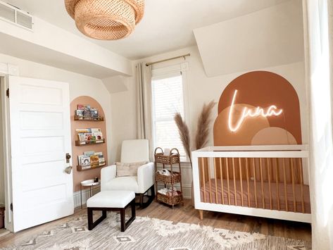 Boho Baby Girl Nursery Boohoo Nursery Ideas, Cute Boho Nursery, Boho Nursery Wall Paint, Cream Boho Nursery, Nursery Boho Ideas, Nursery Boho Decor, Boho Decor Nursery, Boho Nursery Girl Pink, Boho Nursery Wall Decals