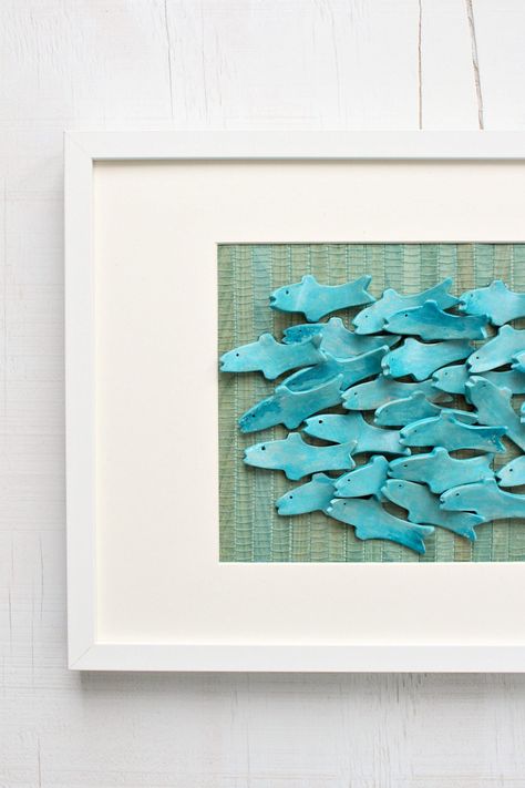 How to make air dry clay fish art - a small school of fish, popping out of a frame makes for a pretty piece of sculptural DIY art that's easy to make. Air Dry Clay Craft, Diy Clay Art, Agate Slice Art, Easy Clay Sculptures, Clay Fish, Art Projects For Adults, School Of Fish, Diy Air Dry Clay, Air Dry Clay Projects