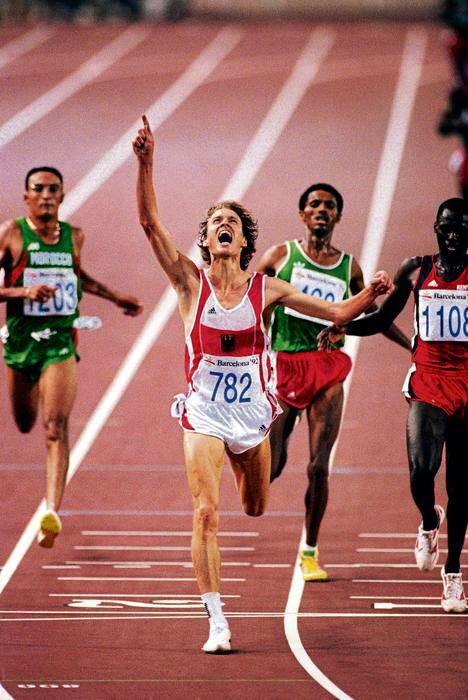 Dieter Baumann crossing the line to win the 5000 metres during the 1992 Olympic Games in Barcelona. The German was one of only a few Europeans to seriously challenge the African dominance in distance events. Marathon Man, Games Photo, Sports Athletes, Women Athletes, 5000m, Sports Therapy, Running Race, Cross Country Running, Paris Olympics