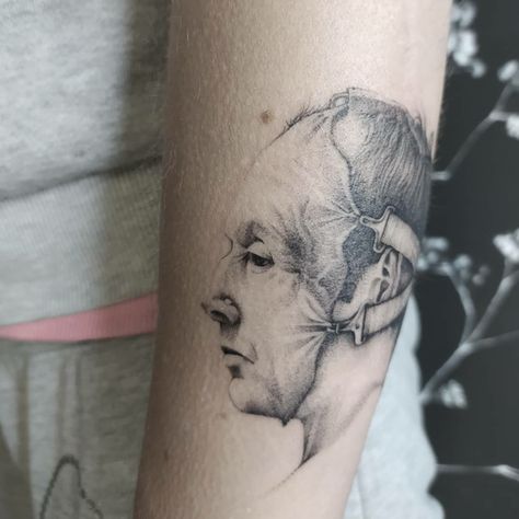 Tatto saw Tattoo with saw Tatto portrait Movie Reference Tattoos, Saw Movie Tattoo Ideas, Saw Tattoo Design, Saw Movie Tattoo, Saw Tattoo Jigsaw, Saw Tattoo, Jigsaw Tattoo, Heartagram Tattoo, Movie Tattoo