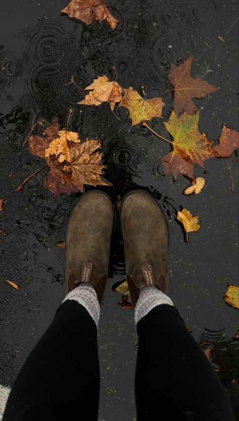 Rain Boots Aesthetic Outfit, Granola Academia Aesthetic, Granola Girl Fall Aesthetic, Granola Girl Boots, Blundstones Aesthetic, Rainy Winter Aesthetic, Granola Fall Aesthetic, Granola Girl Winter Aesthetic, Dark Granola Aesthetic